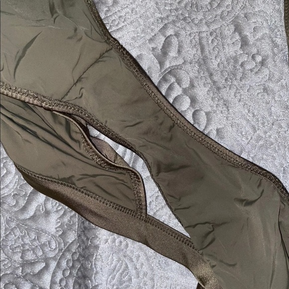 Bikini - Picture 3 of 4